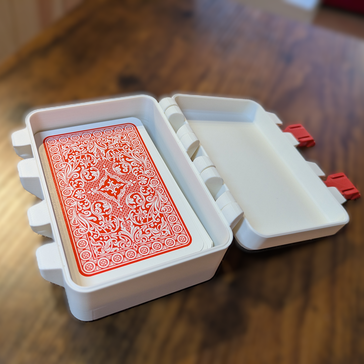 Verschließbare Spielkartenbox mit Scharnieren