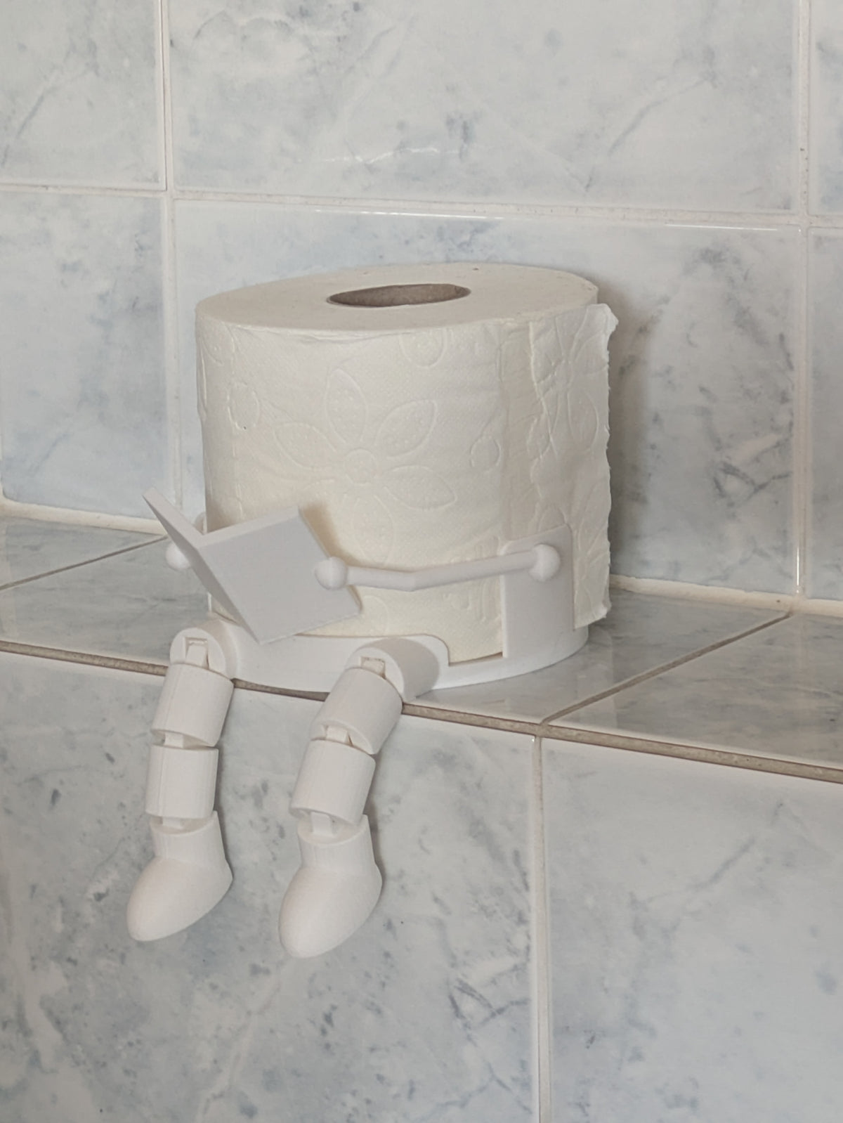Toilettenpapierrollenhalter „Liest Buch“